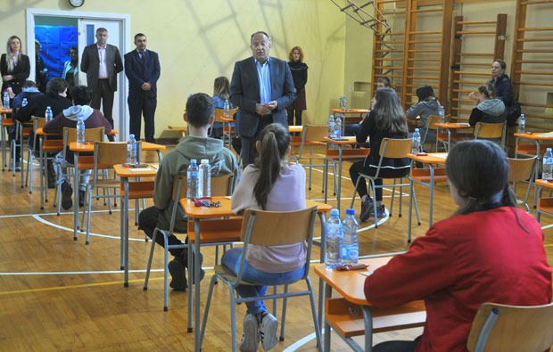 ПРОБНИ ИСПИТ ЗА ОСМАКЕ: Матурантима математика била баш лака